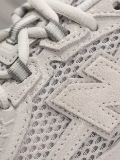 New Balance 740 Shoes