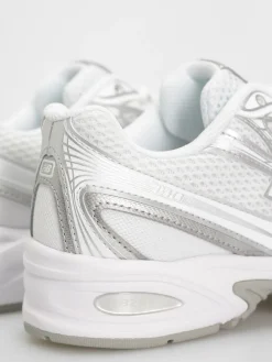 New Balance 740 Shoes