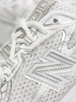New Balance 740 Shoes